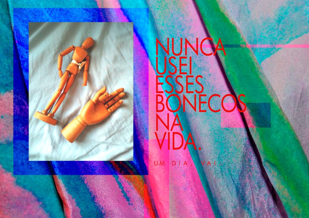 Página 04. Ao fundo, tecidos dobrados com textura brilhante, e a cintilância deixa as cores artificiais entre rosa, azul e verde. À esquerda, foto de um boneco de anatomia e uma mão de anatomia. Ao lado, letras finas e vermelhas: "Nunca usei esses bonecos na vida.". Em letras menores, "um dia, vai". 