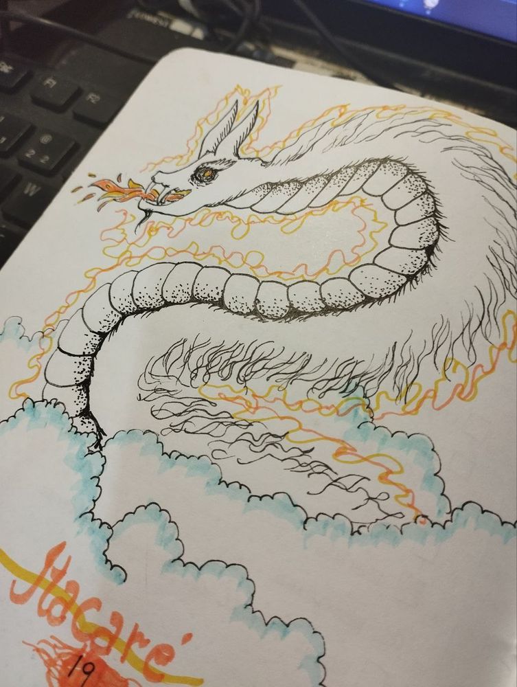 Desenho de dragão do tipo chinês soltando fogo, por cima das nuvens. 