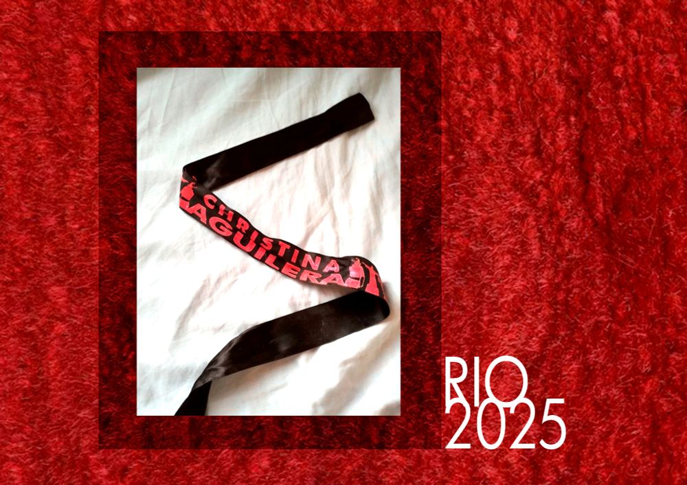Página 06. Fundo vermelho vivo com textura peluda, como aqueles tapetes bem macios. Há uma única foto, grande, de uma fita toda amassada dizendo "Christina Aguilera", rosa contra preto, e a estátua do Cristo Redondo. Ao lado, letras finas e brancas dizem apenas: "RIO 2025". É a página final. 