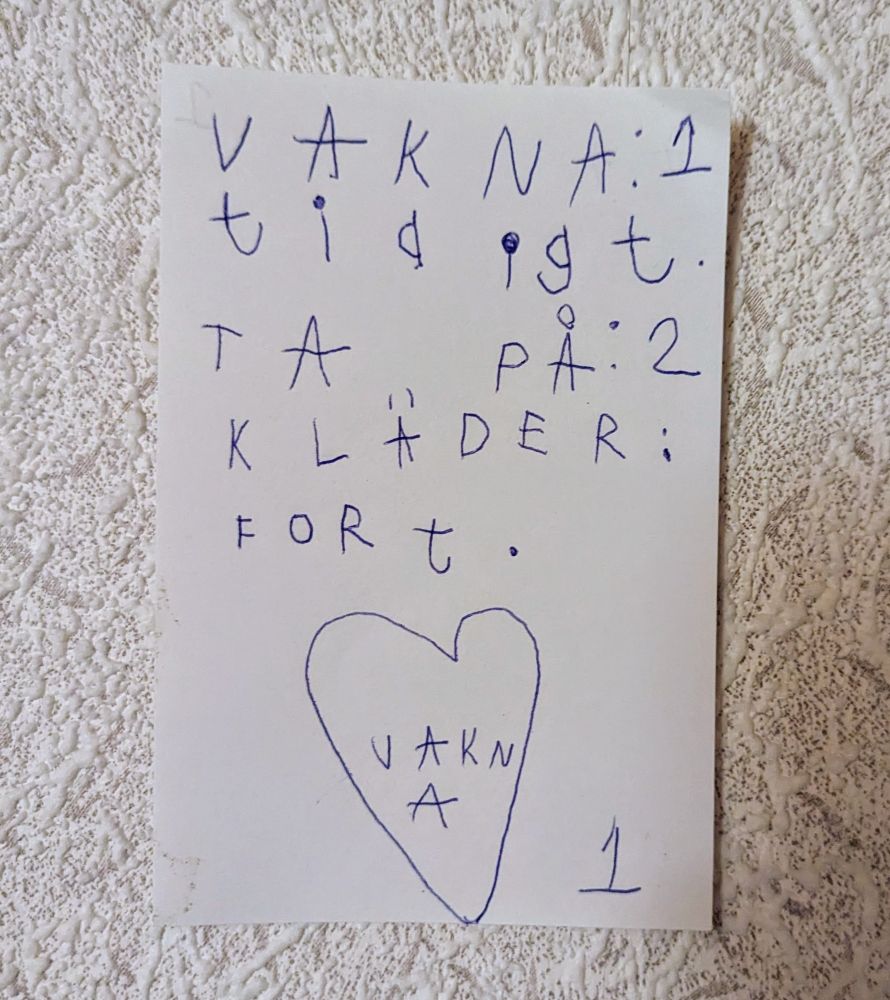 1. vakna tidigt
2. ta på kläder fort
ett hjärta med ordet "vakna" inuti

en etta