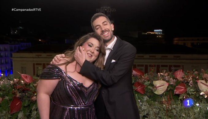Lalachus y David Broncano dandose un abrazo en las campanadas de televisión española