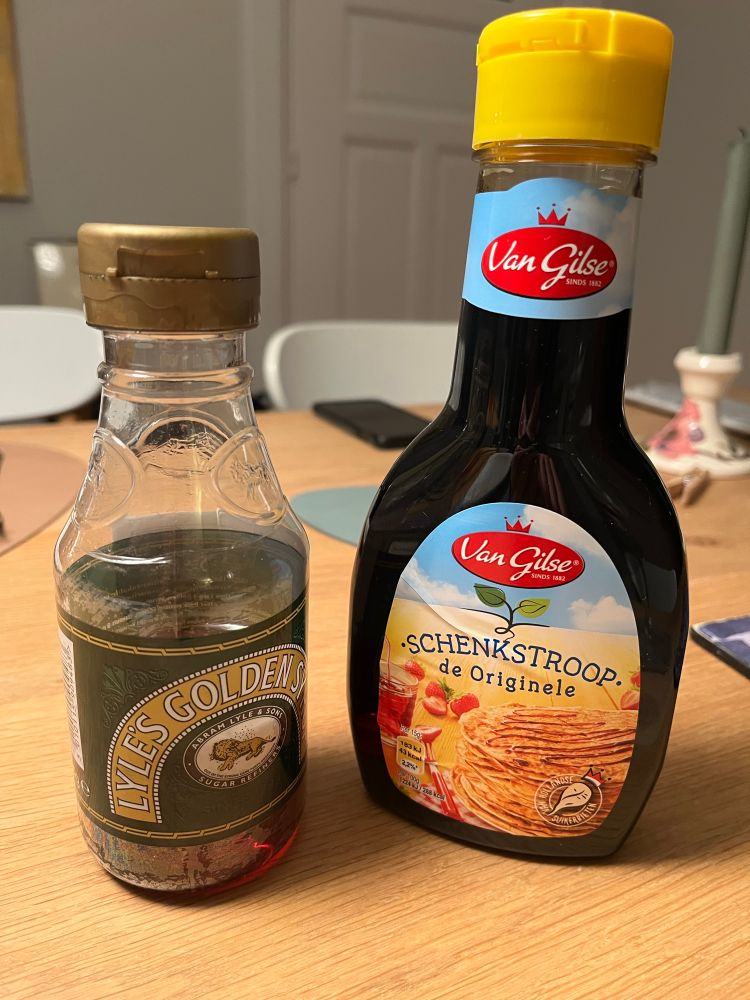 A bottle of Lyle’s Golden Syrup and a bottle of Van Gilse Schenkstroop standing next to each other