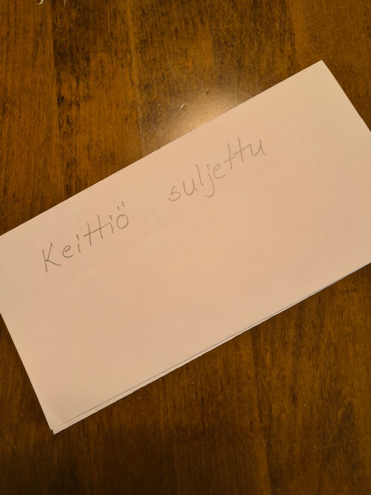 Lappu, jossa lukee lyijykynällä käsin kirjoitettu teksti: Keittiö suljettu.