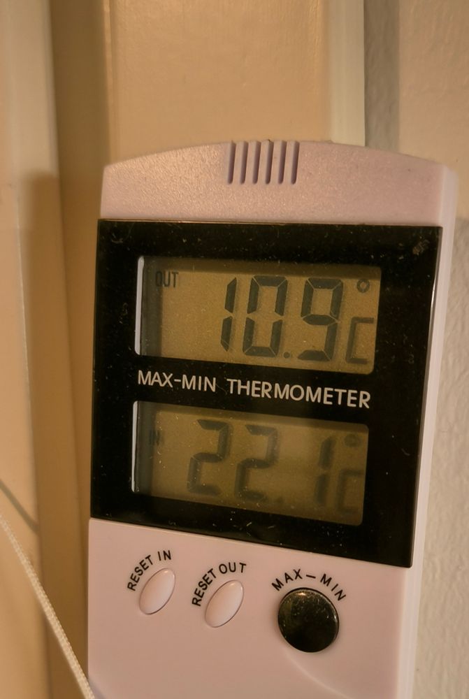 Ulkolämpömittarissa lukemat 10,9. Sisälämpömittari näyttää 22,1 astetta. 