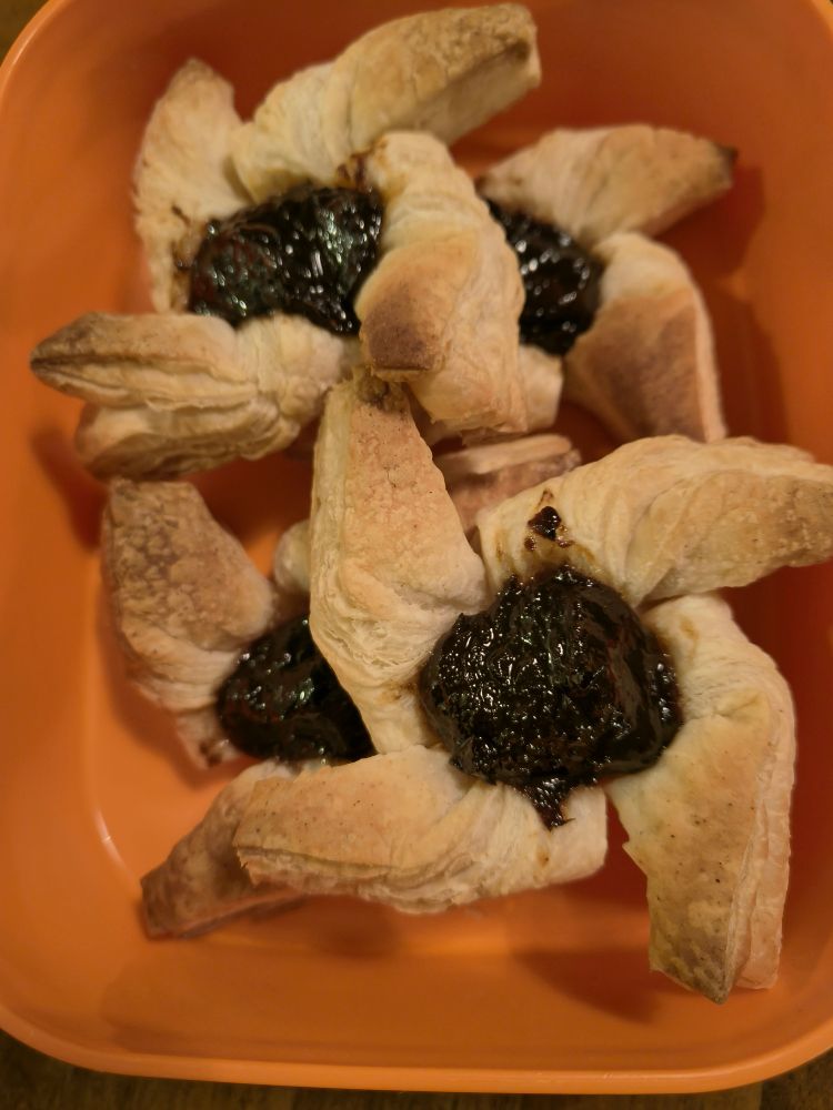 Oranssissa rasiassa luumutäytteisiä tähden muotoisia joulutorttuja. 