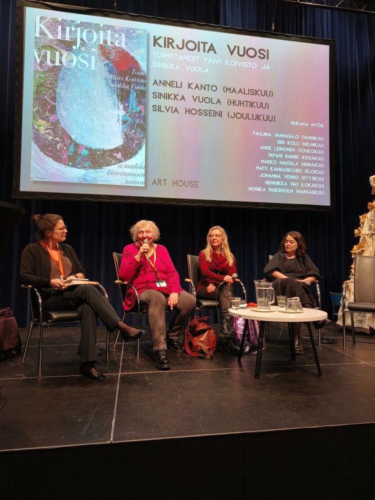 Kirjoita vuosi -kirjasta keskustelemassa Päivi Koivisto, Anneli Kanto, Sinikka Vuola ja Silvia Hosseini. 