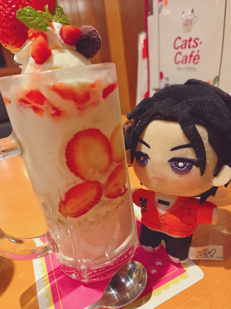キャッツカフェのジョッキパフェ。ストロベリーヨーグルト味。横にいるカリスマの伊藤ふみやのぬいぐるみ(みにコレ)よりでかい。
