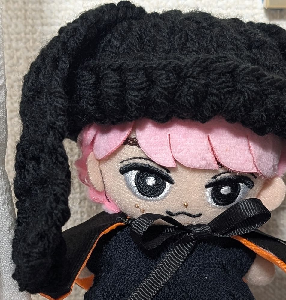 黒いうさ耳ニット帽をかぶるぬいぐるみ
