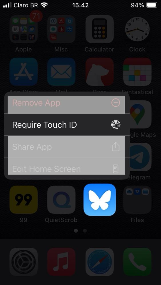 Primeiro passo para exigir autenticação facial ou por digital ao abrir aplicativos. Mantenha pressionado o ícone desejado até aparecer o menu contextual. Em seguida, toque em “Requerer FaceID” ou “Requerer TouchID”.