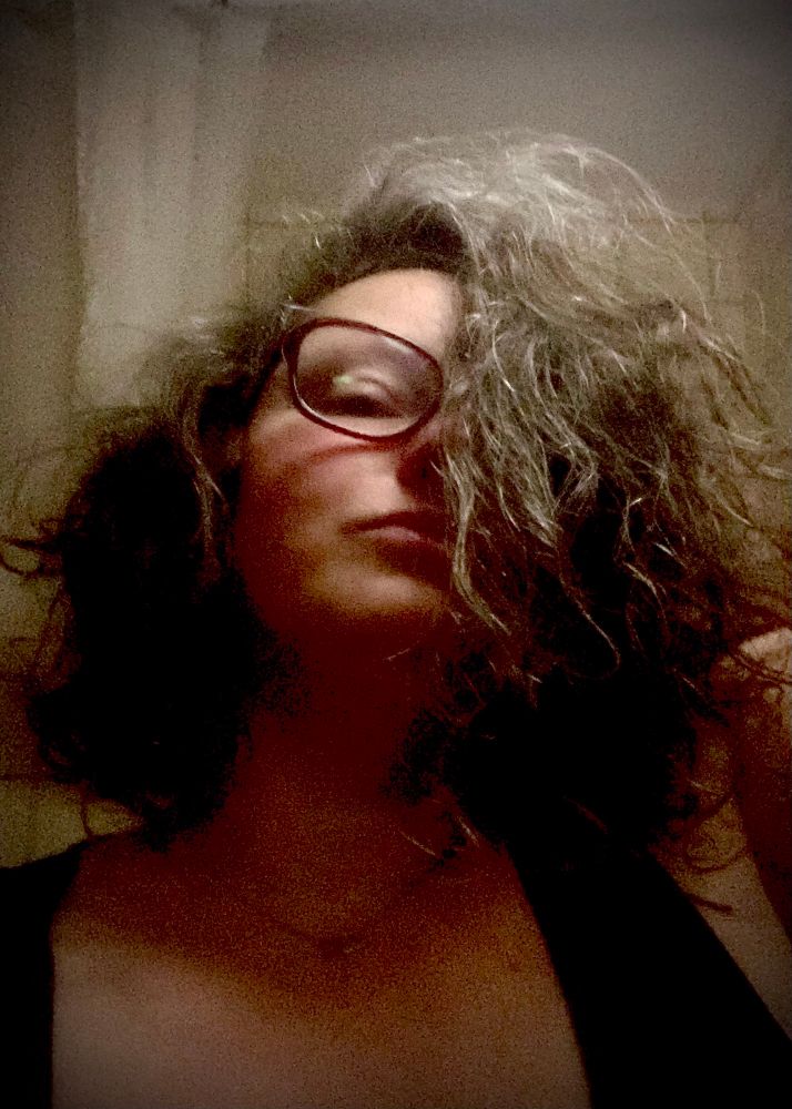 Viel an allen möglichen Variablen in der Retousche gedreht. Der Blick geht zum Beobachter (direkt in die Linse aka POV), das Kinn gehoben, der Kopf leicht in den Nacken geneigt; scheint zu sagen „So what, who cares?“ oder „Wat wills Du denn?“
Voluminöses Locken-Haar, Dekollté, schwarzes Nachtgewand