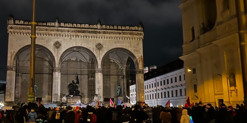 Abend, Hunderte Menschen stehen am Odeonsplatz-München