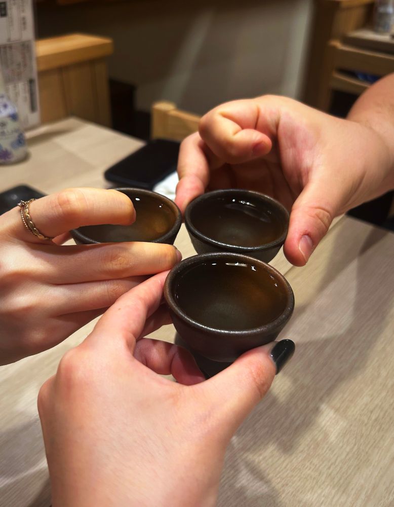 日本酒　おちょこで乾杯の写真