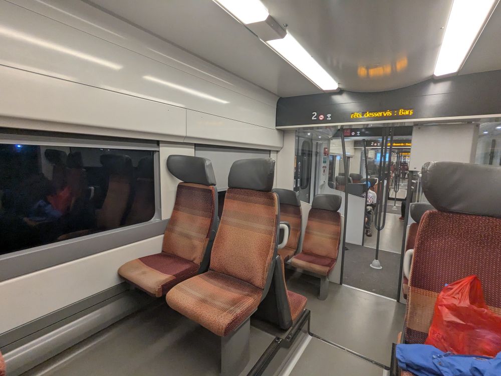 The train was pretty empty leaving Diamniadio but standing room only one or two stations later