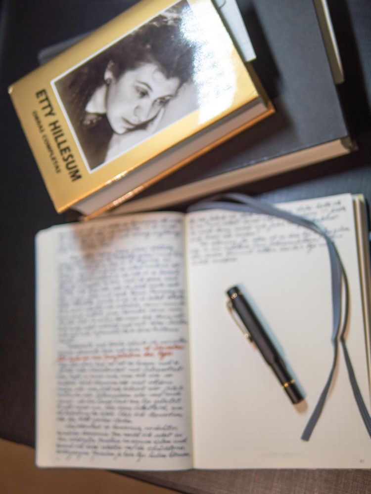 Das Foto zeigt zwei Bücher, oben auf das 