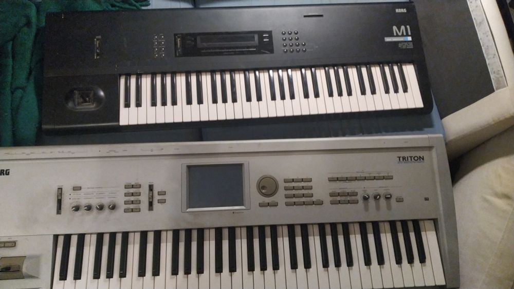 Korg M1 ja Korg Triton suoraan ylhäältä kuvattuina.