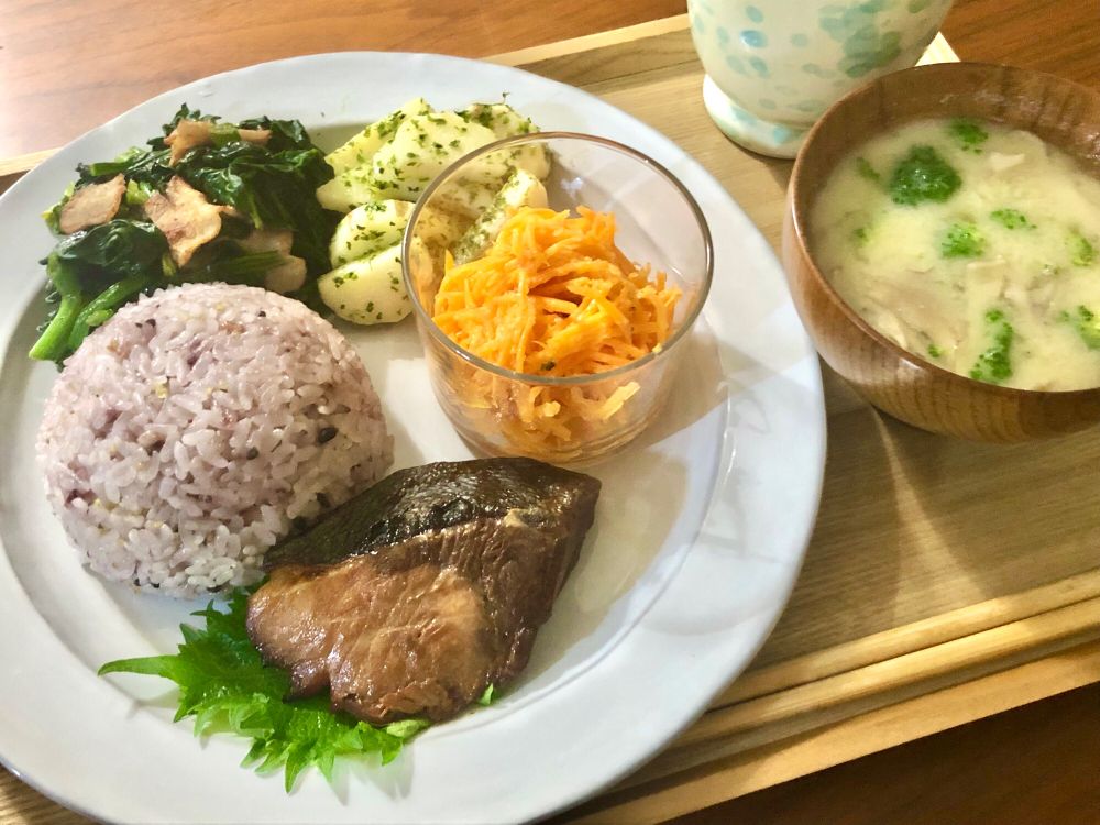 ブリの照り焼き、キャロットラペ、長芋ののり塩バター炒め、ちぢみほうれん草のベーコンソテー、ブロッコリーときのこのミルク味噌汁、雑穀米の夕食