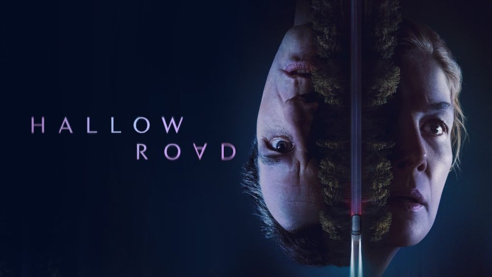 Affiche du film Hallow Road où l'on vit a gauche le titre du film et a droite deux visage, celui d'un homme, a l'envers, à gauche, et celui d'une femme, a l'endroit, a droite. Leur visage est coupé par une voiture qui remonte une route vue du dessus 