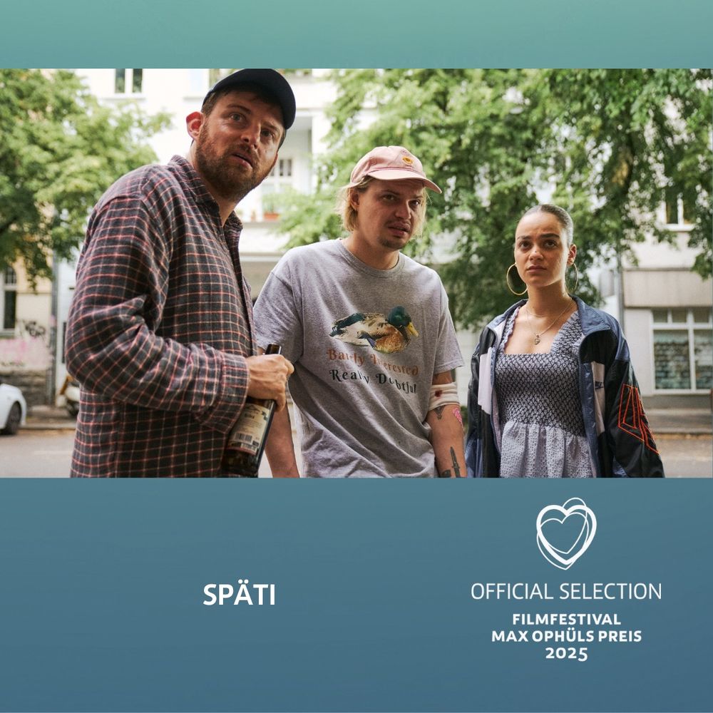 Filmstill aus der Serie Späti, unten das Logo des Filmfestival Max Ophüls Preis 2025 mit dem Zusatz „official selection“