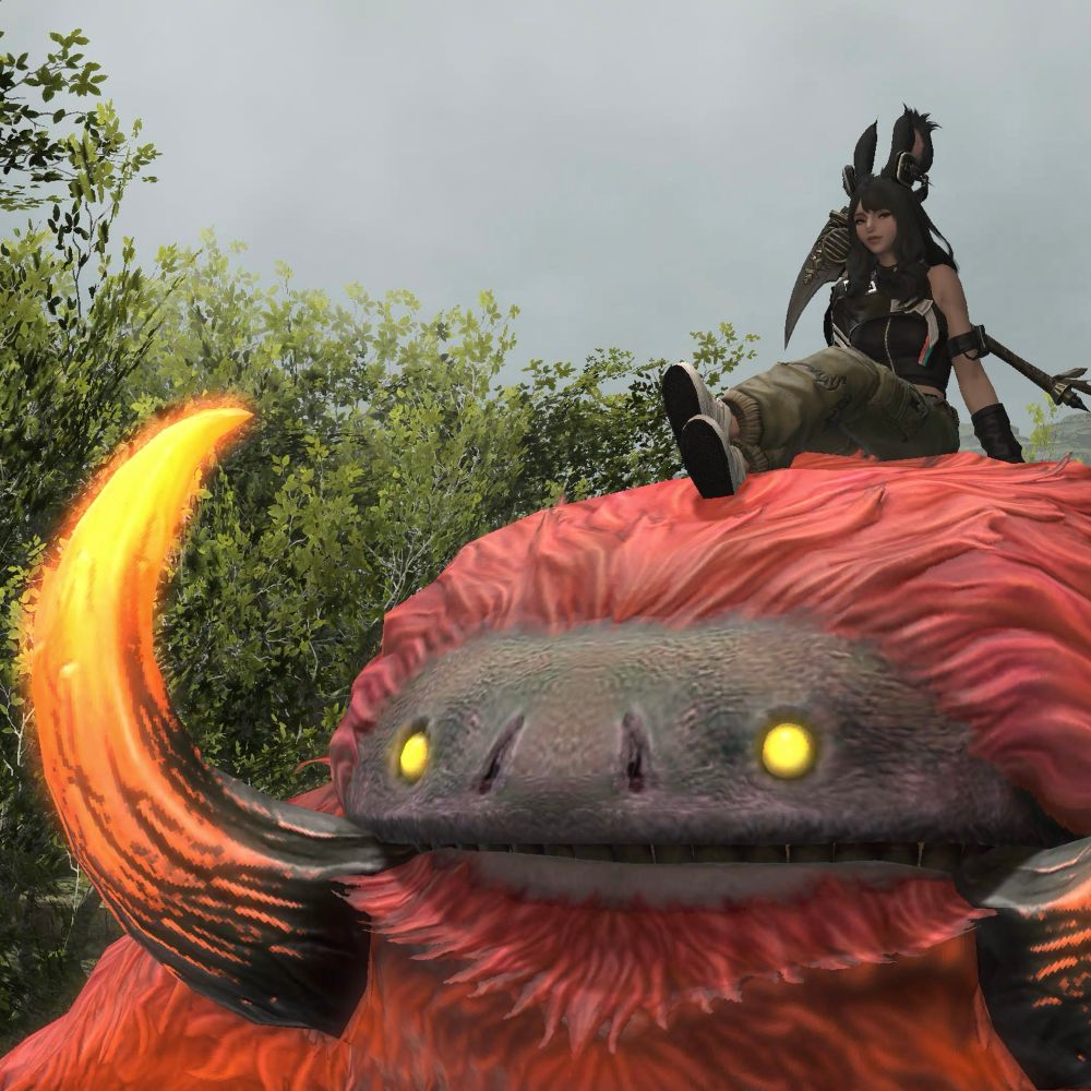 A viera is perched on top of the eldthurs mount. The giant mount has orange-red tinted fur, large flame tipped horns, and yellow eyes.