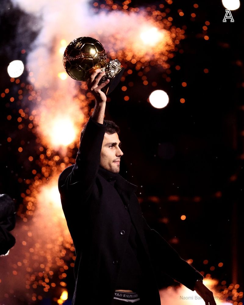 Rodri with his Ballon d'Or before Manchester City's game with Tottenham