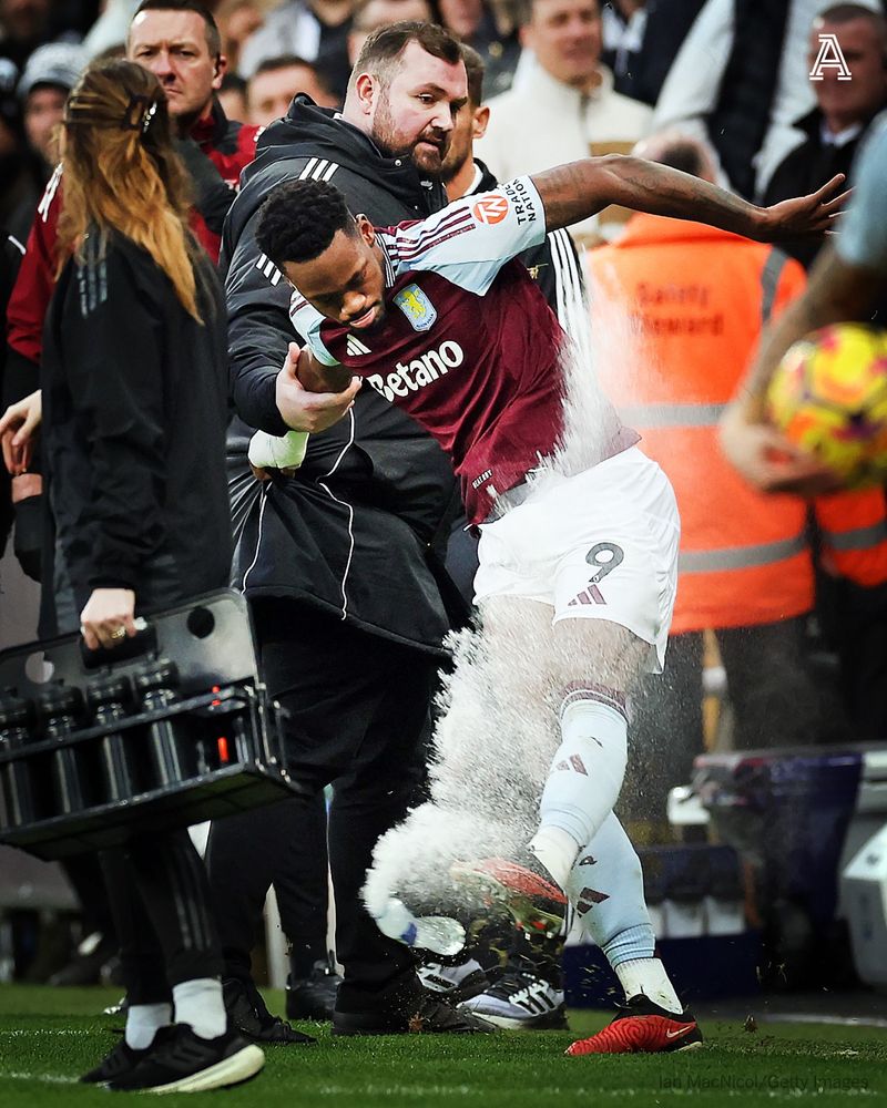 Jhon Duran of Aston Villa kicks a water bottle after receiving a red card after fouling Fabian Schaer of Newcastle United (not pictured) during the Premier League match between Newcastle United FC and Aston Villa FC at St James' Park on December 26, 2024