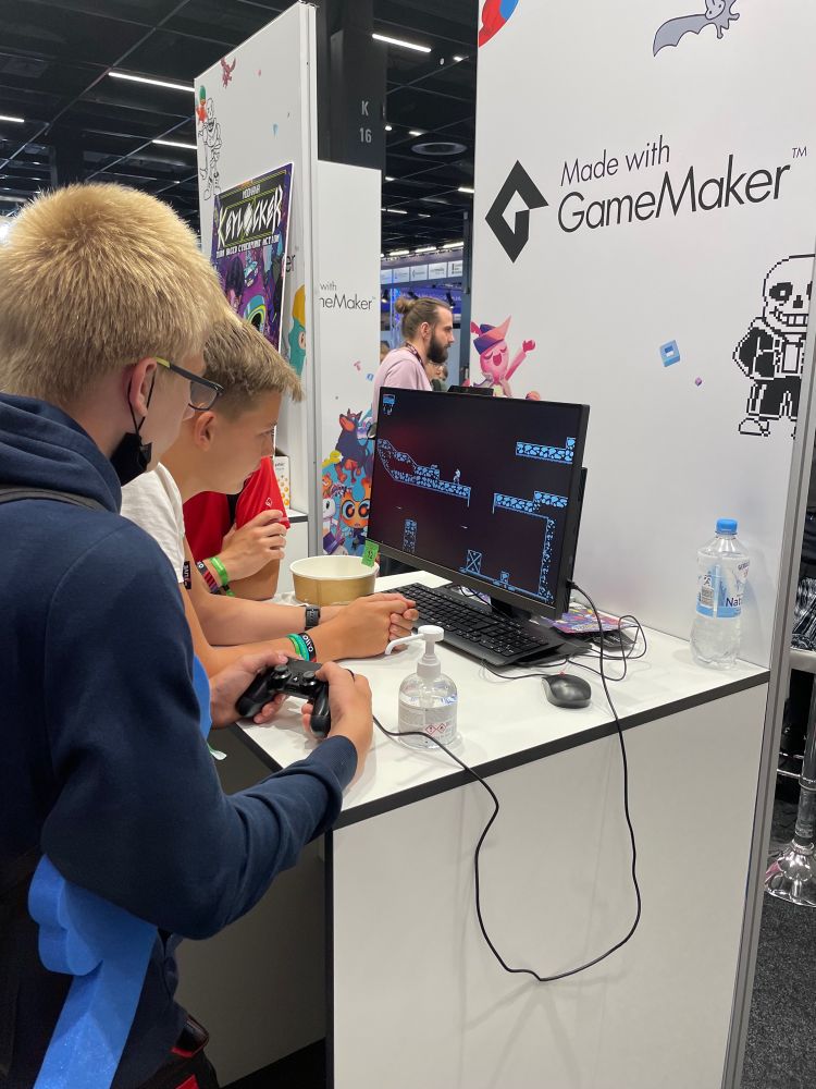 People playing Memorial Pillage at GameMaker’s Gamescom booth