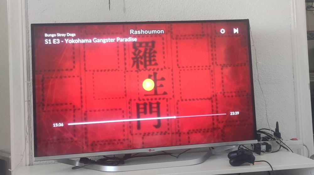 Foto de mi tele con una episodio pausado de Bungo Stray Dogs