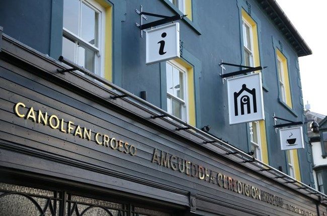 A sign for a Welsh museum welcome center: "CANOLFAN CROESO AMGUEDDY CREDICION"