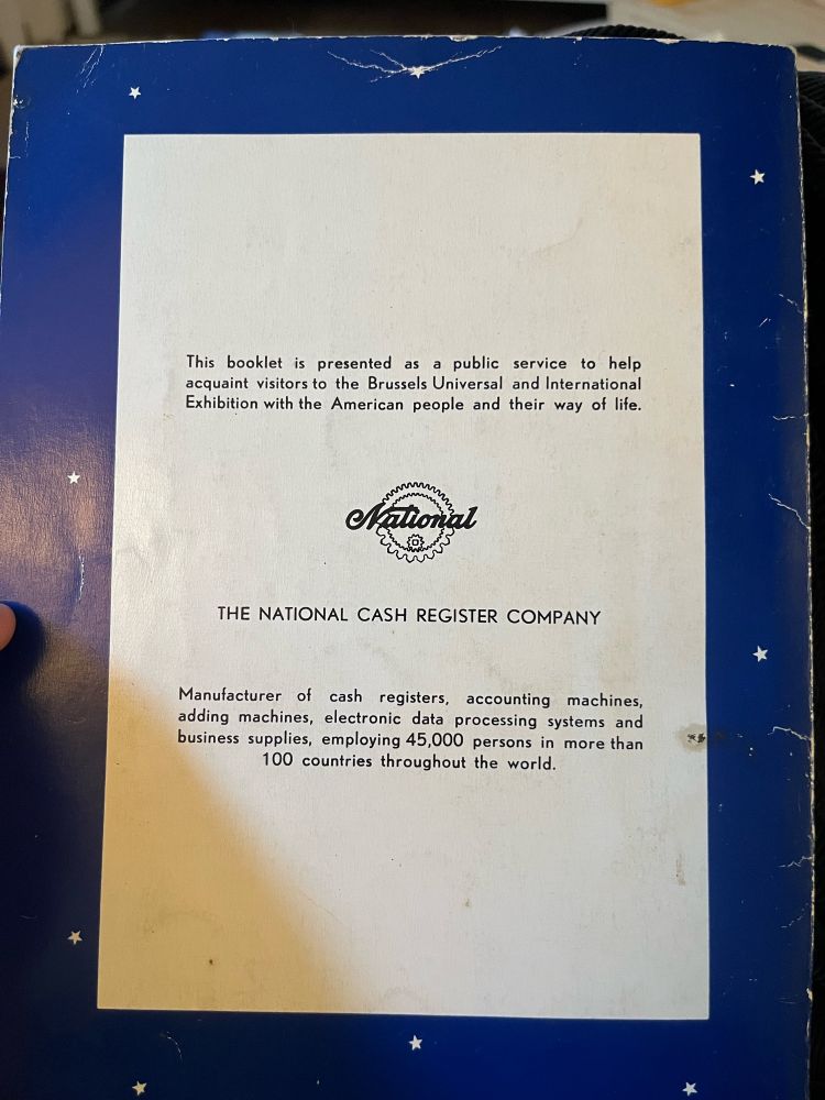 The back of the Guidebook, reading „This booklet is presented as a public service to help acquaint visitors to the Brussels Universal and International Exhibition with the American people and their way of life.“