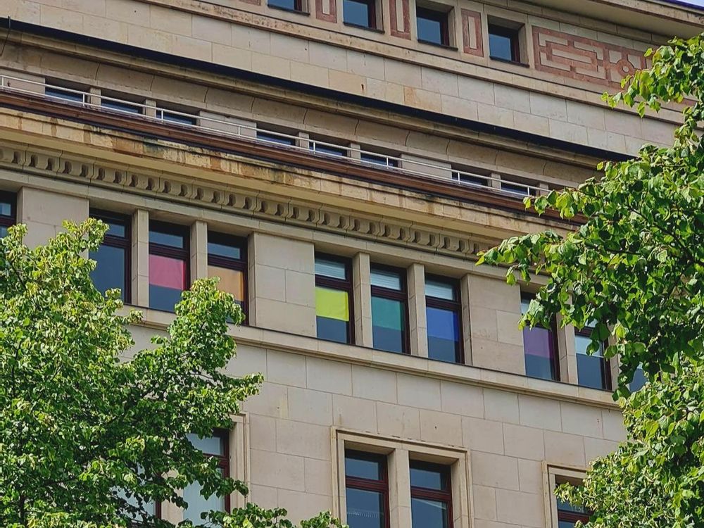 GIGA-Gebäude mit Pride-Farben