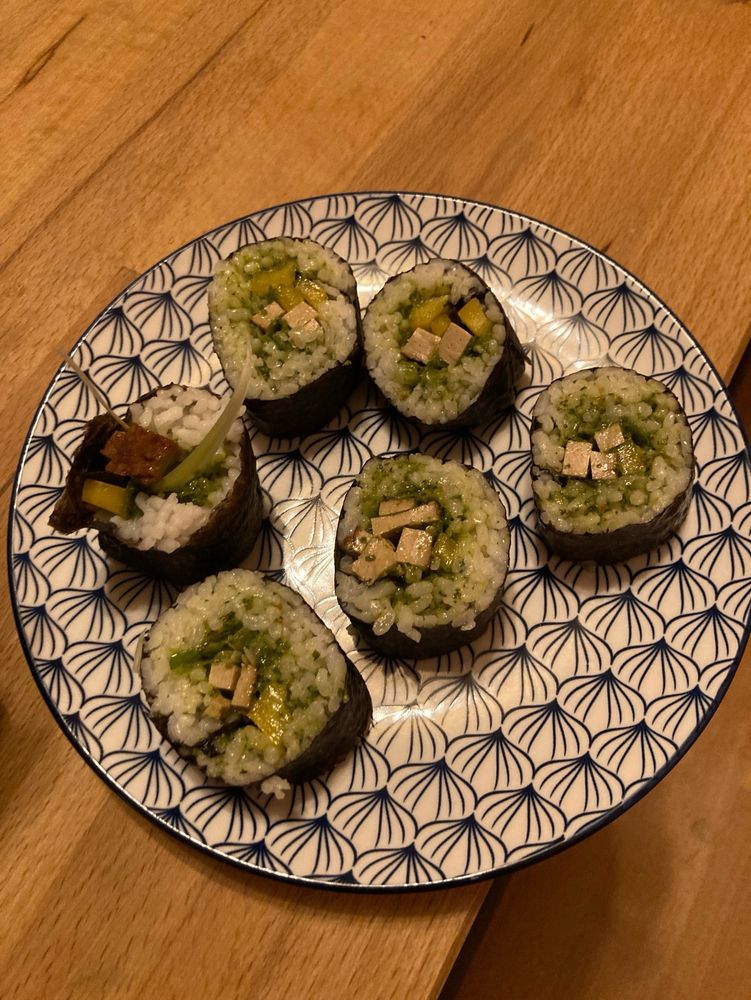 Dick geschnittenes, veganes Sushi auf einem Frühstücksteller.