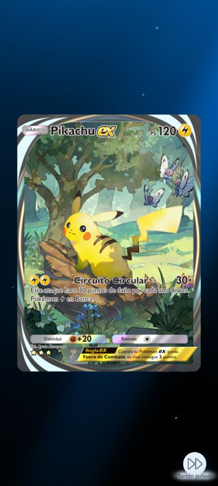 Carta de Pikachu inmersiva en la que se ve un Pikachu apoyado en una roca bajo un árbol. Captura de pantalla del juego de cartas Pokemon TCGP