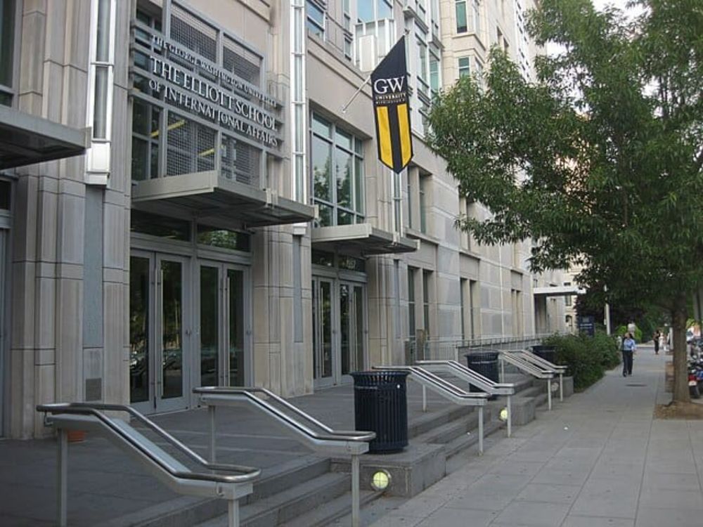 Basically, it sucks.

Last week, Tuft's Dan Drezner and my GW colleague Dave Karpf published really good pieces on what it's like to be, respectively, a dean of international affairs and a professor o...