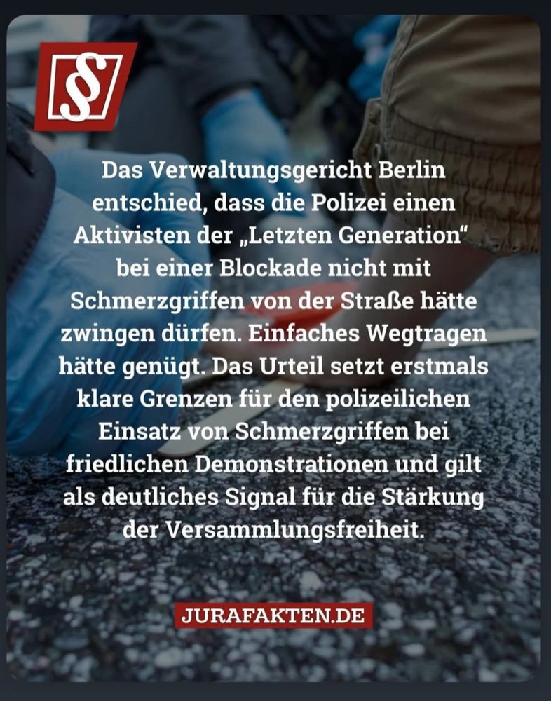 Das Verwaltungsgericht Berlin entschied, dass die Polizei einen Aktivisten der „Letzten Generation" bei einer Blockade nicht mit Schmerzgriffen von der Straße hätte zwingen dürfen. Einfaches Wegtragen hätte genügt. Das Urteil setzt erstmals klare Grenzen für den polizeilichen Einsatz von Schmerzgriffen bei friedlichen Demonstrationen und gilt als deutliches Signal für die Stärkung der Versammlungsfreiheit.
JURAFAKTEN.DE