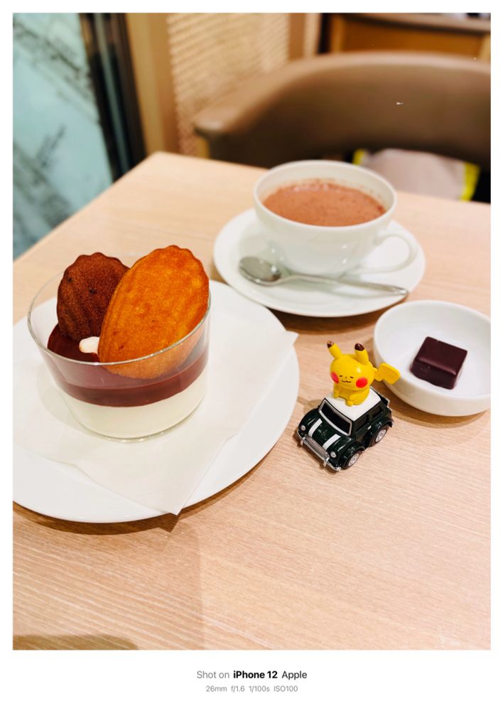 チョコレートドリンク、チョコリップマドレーヌ、ビターチョコ1粒。
チョコレートづくしでしあわせ(^^♪