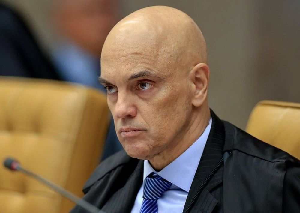 Alexandre de Moraes ordena suspensão imediata do X no Brasil