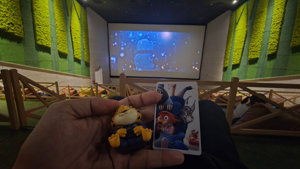 星空の森をテーマにした映画館で