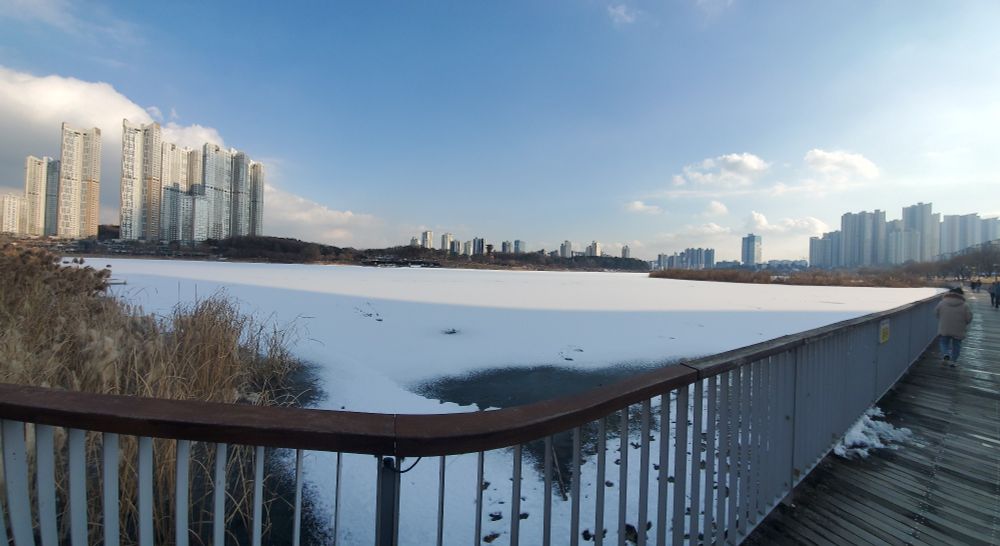 地元の公園、まだ湖が凍ってる