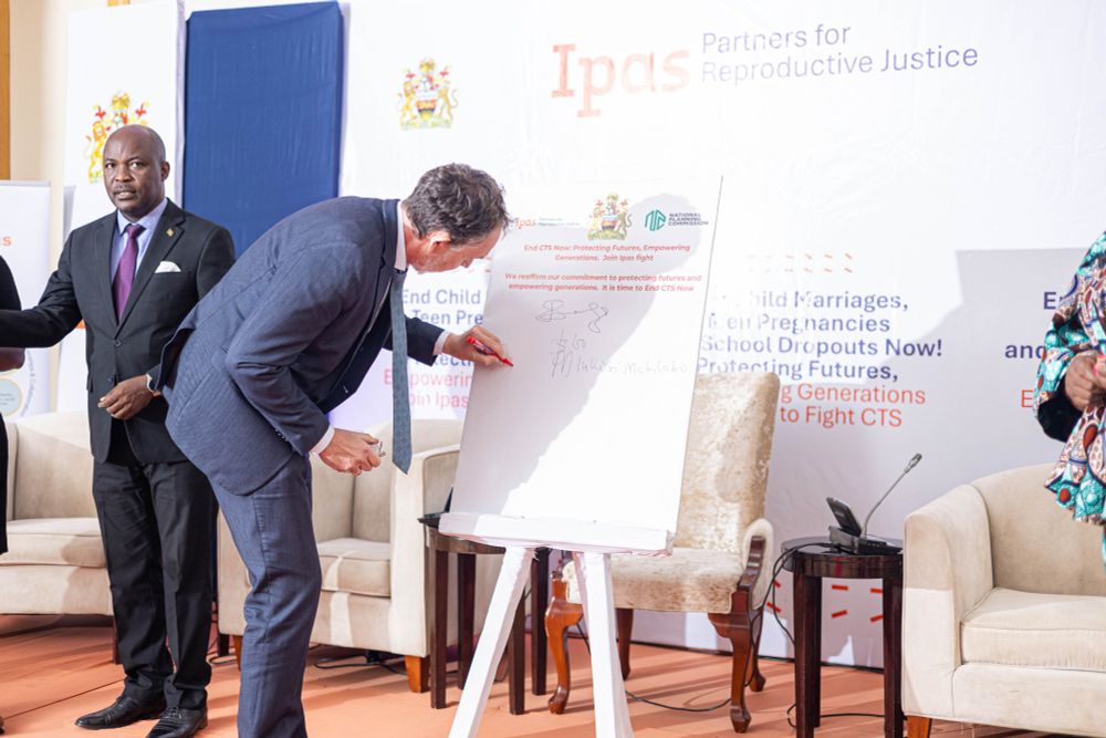 Ambassador of Iceland signing commitment on CTS support