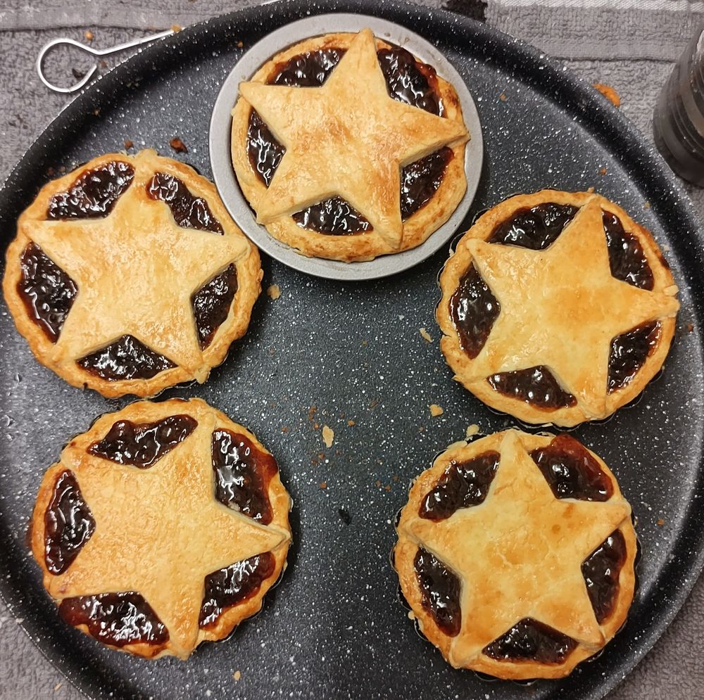 Five mince pies with star tops.  They are 9cm (3.5 inch) in diameter and about 1cm deep.
