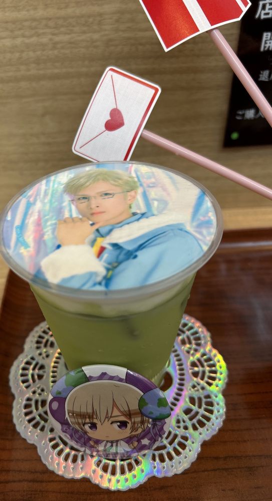 アニメイトグラッテのヘタリアミュージカルコラボ。ドリンク。缶バッジなどで周囲を飾っている。写真の撮り方は下手で、若干ピントがずれている。