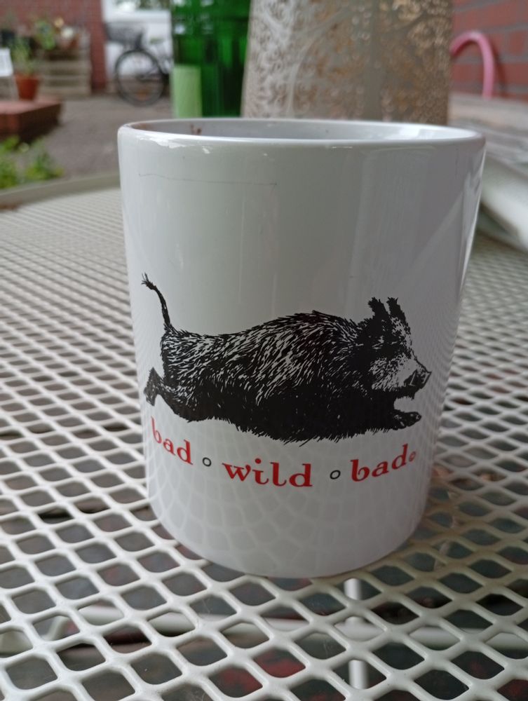Tasse mit einem springenden Wildschwein darunter in drei Worten Bad Wild bad