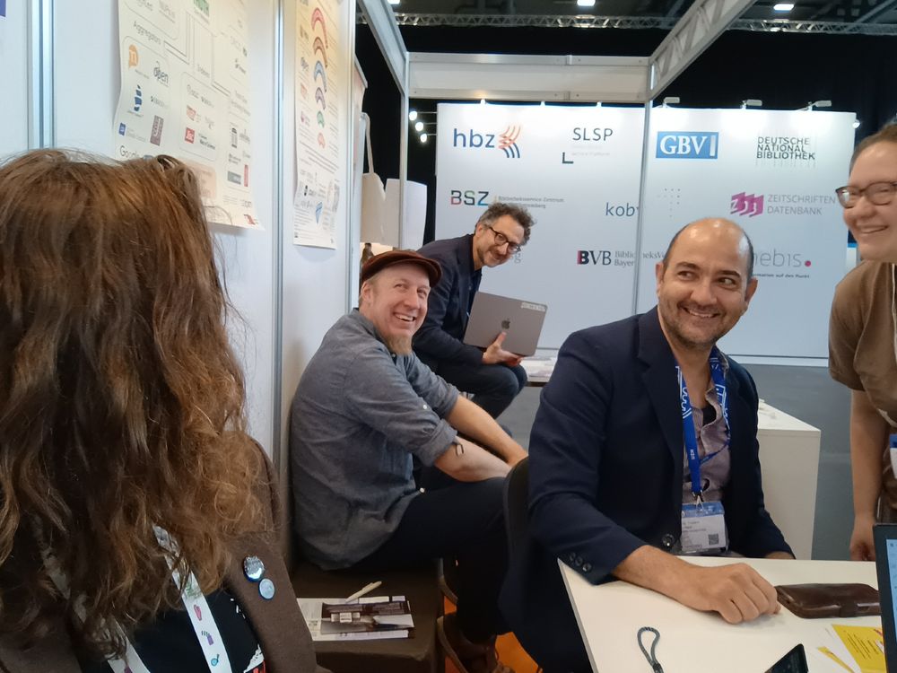 Left to right: Kevin Sanders (Open Book Collective), Tobias Steiner (Thoth Open Metadata), Sebastiano Sali, Jordy Findanis (OAPEN), Kira Hopkins (Opening the Future) at stand D07 at 9th Bibliothekskongress, Bremen