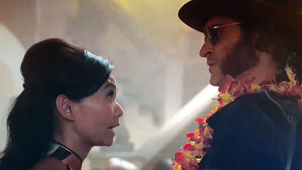 Fotograma de Puro Vicio.Joaquín Phenix con una chica asiática