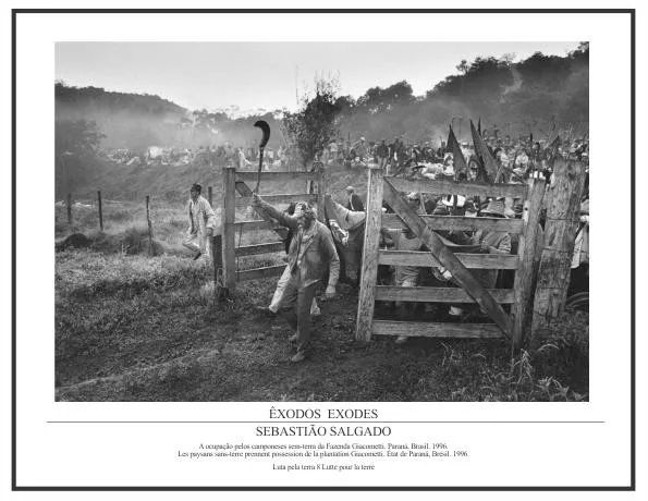 Fotos de Sebastião Salgado com a ocupação de trabalhadores do MST em fazenda improdutiva 
Foto em preto e branco com centenas de trabalhadores entrando na porteira da fazenda 