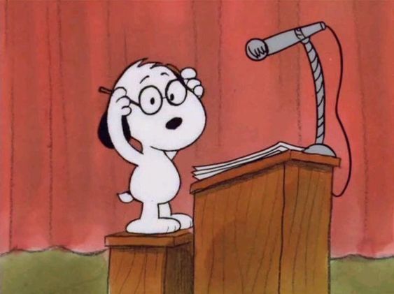 Snoopy se preparando para um discurso e colocando óculos 
