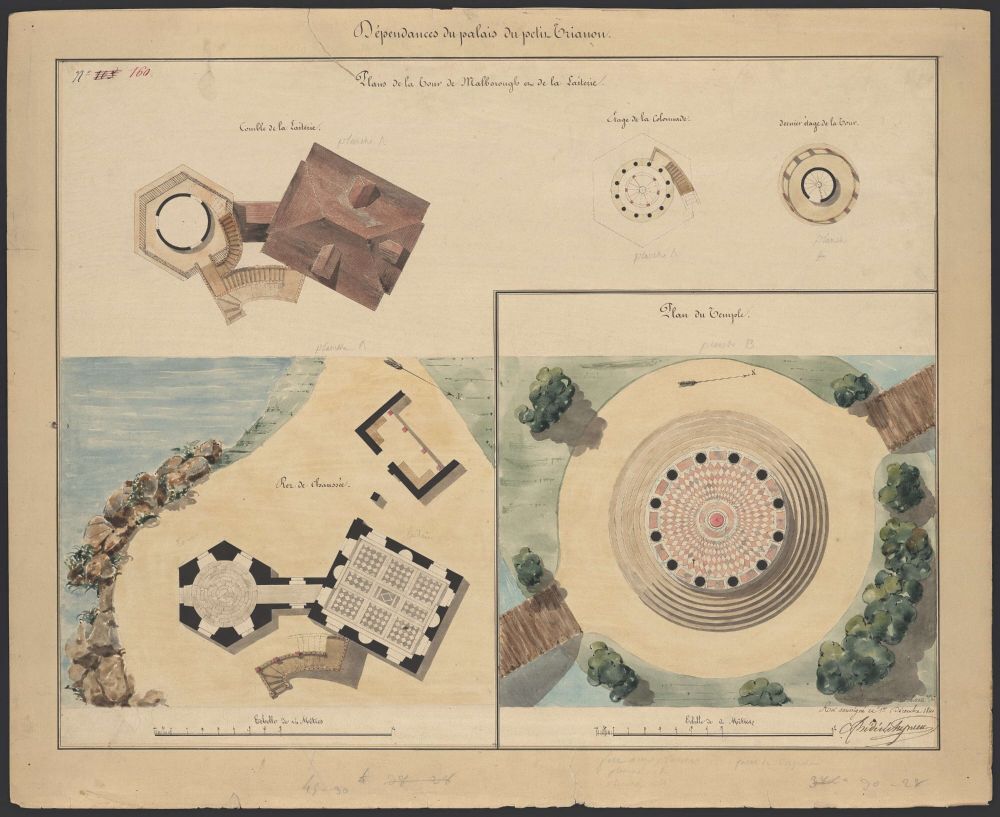 Ce document représente des plans architecturaux en couleurs des dépendances du Petit Trianon à Versailles, comprenant trois éléments : la tour de Malborough, la laiterie et le temple de l’Amour. Tour de Malborough (en haut à gauche) : Un bâtiment octogonal en pierre relié par un escalier courbe à une construction rectangulaire à toit en pente. Elle surplombe l’eau et semble avoir plusieurs niveaux, dont un étage supérieur circulaire. Laiterie (en bas à gauche) : Située près de l’eau avec une terrasse semi-circulaire en escaliers. Le bâtiment est rectangulaire avec une cour intérieure et un pavillon polygonal où le lait était transformé. On y accède par un chemin de sable. Temple de l’Amour (à droite) : Un bâtiment circulaire entouré de colonnes disposées en cercle. Le toit est en dôme, au centre d’une clairière arborée. L’intérieur montre un motif en étoile au sol, avec une statue centrale probable. Ces lieux sont harmonieusement intégrés au paysage, entre arbres, eau et chemins sinueux.