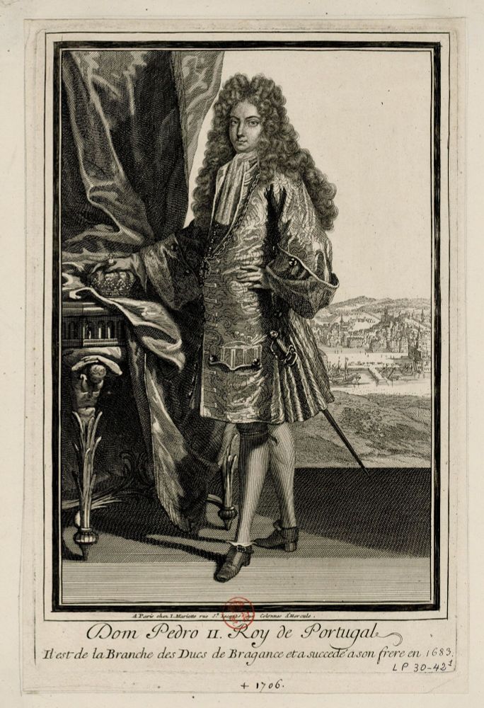 Il s'agit d'une gravure en noir et blanc représentant Dom Pedro II, roi du Portugal au XVIIe siècle. Dom Pedro II est représenté debout, en costume royal richement décoré. Il porte une veste brodée, avec de grands revers, une culotte bouffante et des bas jusqu’aux genoux. Une épée est attachée à sa taille. Il a de longs cheveux bouclés tombant sur les épaules, probablement une perruque typique de l’époque baroque. Son expression est fière, légèrement tournée vers la droite, avec un regard direct. Sa main gauche est posée sur une couronne royale, posée sur un coussin richement orné, situé sur un meuble couvert d’un tissu plissé. Il tient sa main droite sur sa hanche dans une posture affirmée. À gauche, un grand rideau drapé en fond donne une impression de théâtre ou de solennité. À droite, à travers une ouverture ou une fenêtre, on aperçoit une vue panoramique d’une ville. En bas de l’image, une inscription en français indique : "Dom Pedro II. Roy de Portugal. Il est de la Branche des Ducs de Bragance et a succédé à son frère en 1683."
