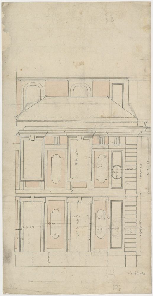 Il s'agit d'un dessin à l'encre sur papier représentant une élévation architecturale — c'est-à-dire une vue de face d’un mur du château de Versailles. Ce dessin technique montre la façade extérieure de la chambre du Roi qui donne sur la cour des Cerfs, ainsi qu'une lucarne (petite fenêtre en saillie sur le toit) correspondant à la Garde-Robe du Roi. Organisation verticale du bâtiment (du bas vers le haut) : Rez-de-chaussée (niveau du sol) : Six grandes ouvertures rectangulaires sont visibles, probablement des portes ou de grandes fenêtres. Elles sont encadrées par des moulures décoratives. Certaines zones sont ombrées ou légèrement colorées pour distinguer les panneaux décoratifs. Premier étage : Il présente un motif similaire au rez-de-chaussée, avec six panneaux verticaux également encadrés, mais avec des formes intérieures plus élaborées (formes en ovale ou en médaillon au centre). Ces panneaux sont probablement purement décoratifs ou symbolisent des boiseries murales à l'intérieur. Toit en pente : Le toit est en pente douce, avec trois lucarnes visibles — petites structures dépassant du toit, chacune avec une fenêtre encadrée par une arche. Une lucarne est clairement identifiée comme faisant partie de la Garde-Robe du Roi. Le style architectural est classique, typique du XVIIe siècle français, avec une symétrie rigoureuse et des éléments décoratifs raffinés, conformes à l'esthétique de Versailles sous Louis XIV.