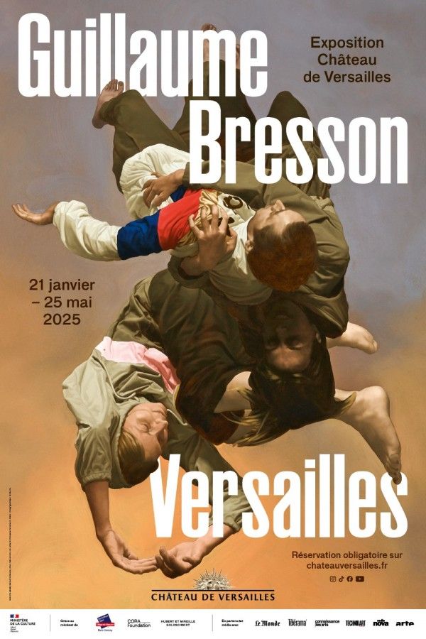 L’affiche présente un fond beige lumineux sur lequel est représentée une peinture saisissante. L’image montre un groupe de personnes en mouvement, semblant tomber ou flotter dans les airs, comme figées dans une chute chorégraphiée. Les corps sont enchevêtrés, les visages tendus, les vêtements modernes (sweat, tee-shirt, pantalon), dans des tons sobres ou vifs (bleu, rouge, kaki, rose). Le style est réaliste, presque classique dans la technique, mais avec un sujet contemporain et dramatique. Ce contraste donne une sensation de tension et de suspension.

Le nom de l’artiste, "Guillaume Bresson", est écrit en très grands caractères blancs, occupant presque toute la largeur de l’affiche, en haut à droite. Juste au-dessous, on lit :

Exposition
Château de Versailles

En bas à gauche, la durée de l’exposition est indiquée :

21 janvier – 25 mai 2025

En bas à droite :

Réservation obligatoire sur chateauversailles.fr

Au centre, le mot "Versailles" apparaît en très grand, avec une typographie blanche audacieuse.

Tout en bas, le logo du Château de Versailles est visible, entouré des logos des partenaires (ministères, fondations, médias comme France Culture, Le Monde, ARTE…).